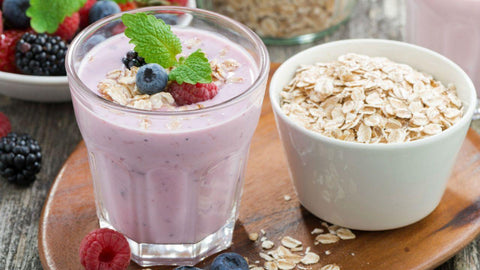 Berry smoothie with oats and yoghurt